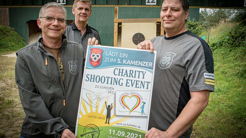 Mit diesem Plakat luden Thomas Reinecke, Thomas Reichelt und Benedikt Krainz (v.r.) von der Schützengesellschaft Kamenz zum Pokalschießen für einen guten Zweck. Inzwischen ist die Veranstaltung gelaufen und hat 4.500 Euro eingebraucht.
