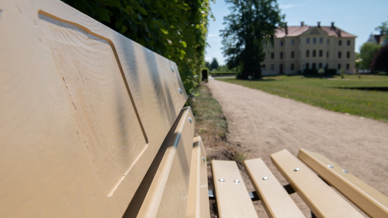 Wetterfeste Bänke wie hier im Barockpark Zabeltitz sollen jetzt auch in der Gemeinde Lampertswalde aufgestellt werden.