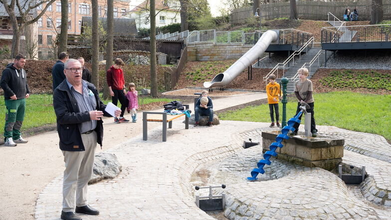 OB Gerhard Lemm (SPD) hat den neuen Wasserspielplatz im Gelbke-Hain in Radeberg offiziell eingeweiht.