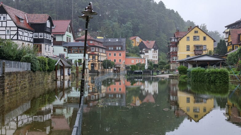 Die Häuser in Rathen spiegeln sich im Hochwasser der Elbe. Die Pegelstände steigen in Sachsen weiter an.