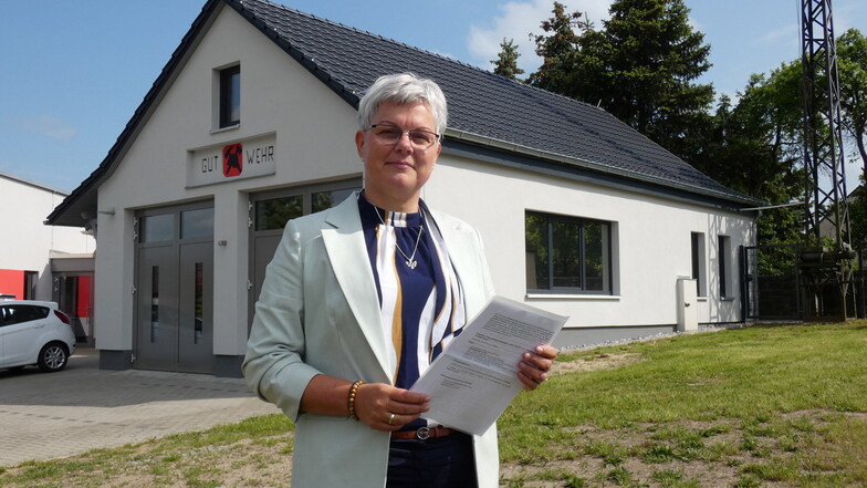 Bürgermeisterin Madeleine Rentsch freut sich über das neue Dorfgemeinschaftshaus Cölln. Das Feuerwehrsymbol erinnert an dessen ursprüngliche Nutzung.