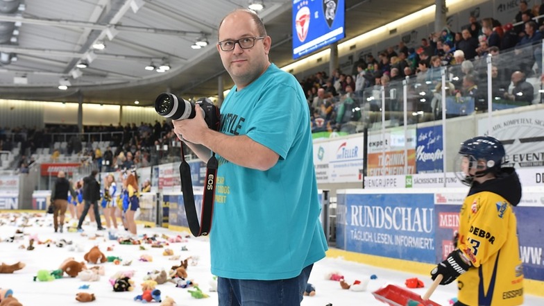 Der „Füchsefotograf“ bei der Arbeit: „Tradition, Erfolg und familiäres Miteinander“ hält Thomas Heide für grundlegende Tugenden am Eishockey-Standort Weißwasser.