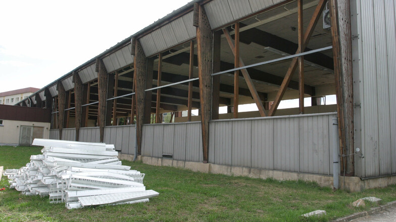 Der Abriss der alten Sporthalle begann im August 2006.