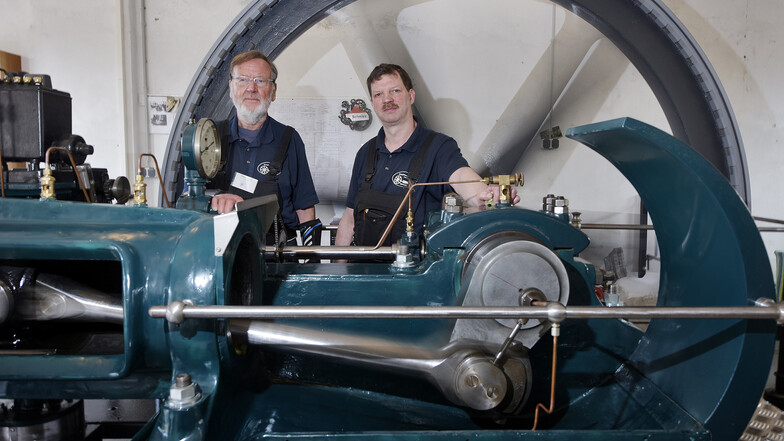 Vorsitzender Dieter Kranz (links) und die Vereinsmitglieder haben die Lengenfeld-Maschine repariert.