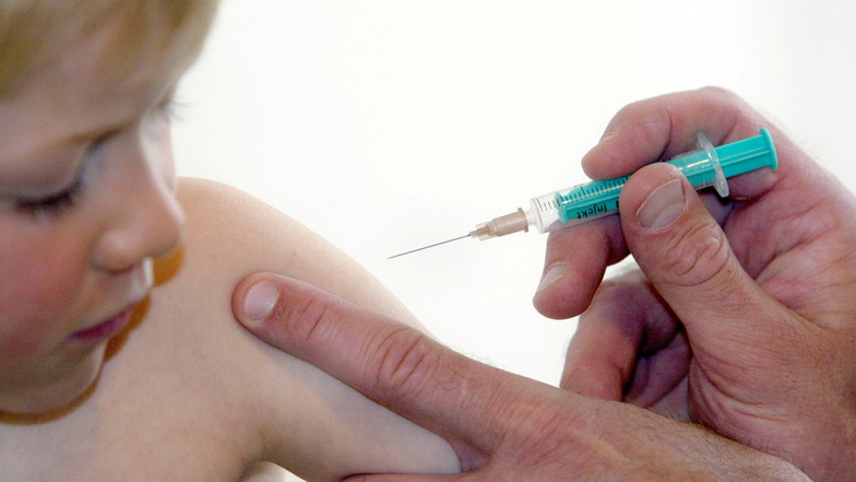 Masern-Impfung bei einem Kind -manche Eltern lehnen das ab.