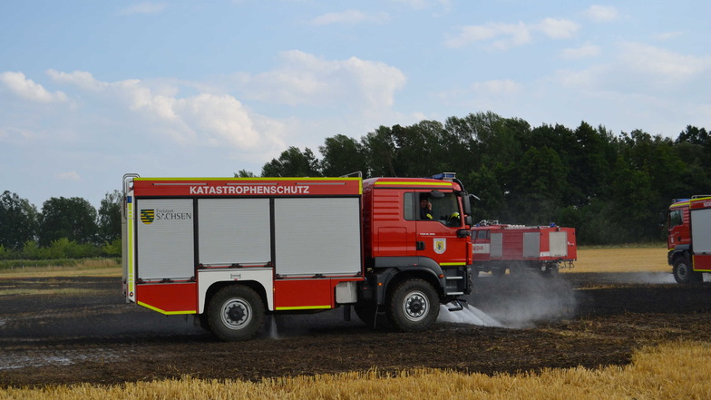 Mit einem Selbstschutzsystem war ein Fahrzeug des Katastrophenschutzes auf dem abgebrannten Feld unterwegs.