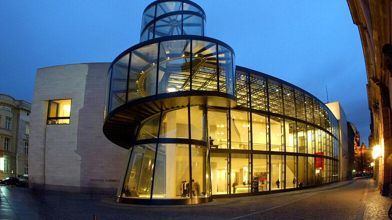 Berlin: Zwischen historischer Bausubstanz leuchtet der von Architekt Ieoh Ming Pei entworfene gläserene Erweiterungsbau des Deutschen Historischen Museums. 