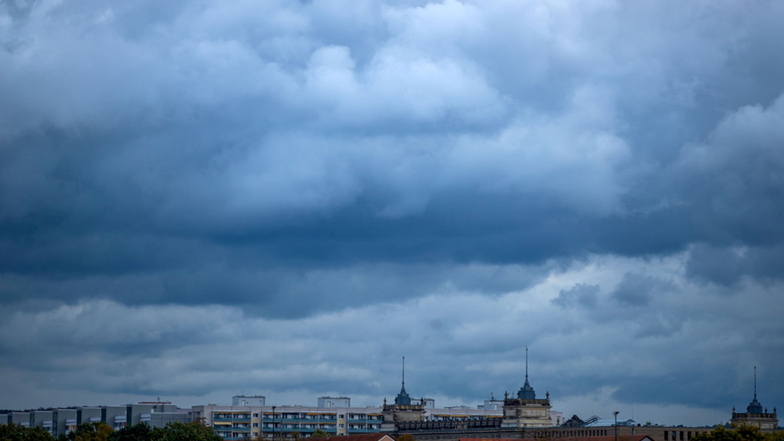 Dunkle Wolken über Dresden: Auch am Mittwoch bleibt es ungemütlich in Sachsen.