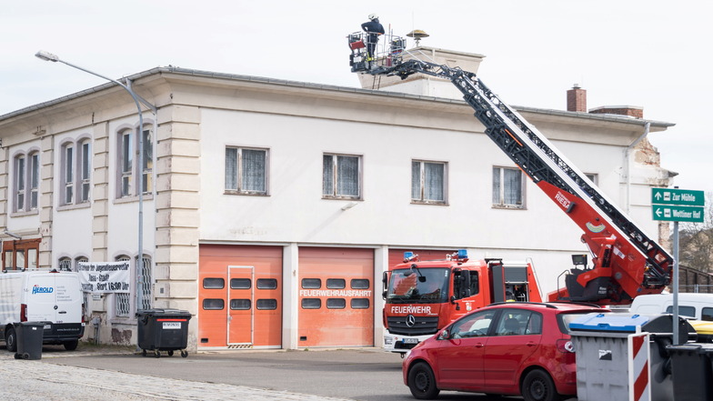 Mit der Drehleiter ging es für die Feuerwehr und Mitarbeiter einer Fachfirma aufs Dach der Wache Riesa-Stadt.