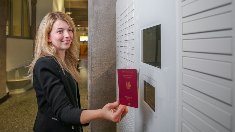 Neue Ausweis-Automaten sollen die Wartezeiten im Bürgeramt verkürzen. Stefanie Nöh, Koordinatorin der Dresdner Bürgerbüros, zeigt, wie an der Dokumentenausgabebox der Reisepass gescannt wird.