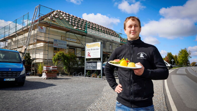 Wirt René Gramsch kocht in seinem Restaurant "Zum Brüderchen" in Koitzsch selbst. Der 38-Jährige startete 2012 sehr jung in die Selbstständigkeit und hat es bislang nicht bereut. Zurzeit lässt er das Äußere des Gebäudes sanieren.