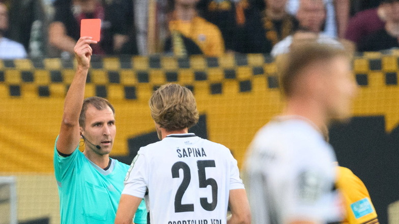 Schiedsrichter Florian Heft (l) zeigt Verls Vinko Sapina die Rote Karte.