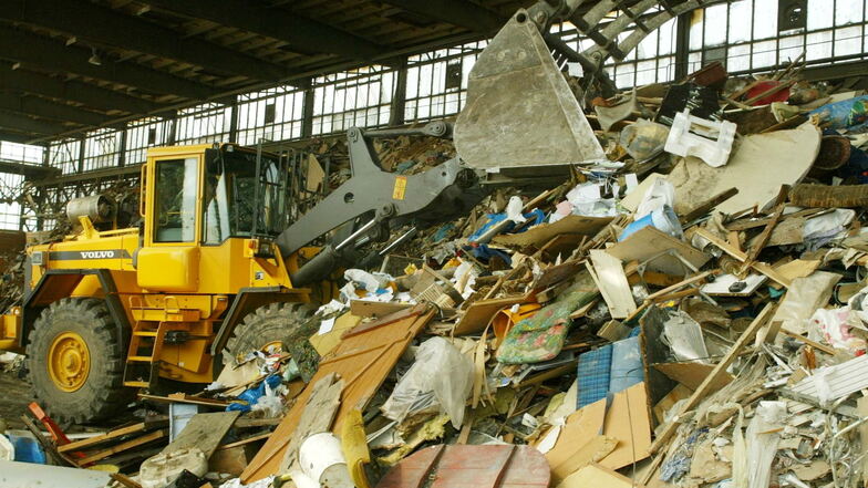 Am 25. August 2002 entstand dieses Foto in einer Halle der Wertstoff-Aufbereitung Dresden GmbH. Rund 200 Tonnen wiederverwertbarer Abfall aus Laubegast, Kleinzschachwitz und Leuben wurden dort nach dem Hochwasser täglich angeliefert.