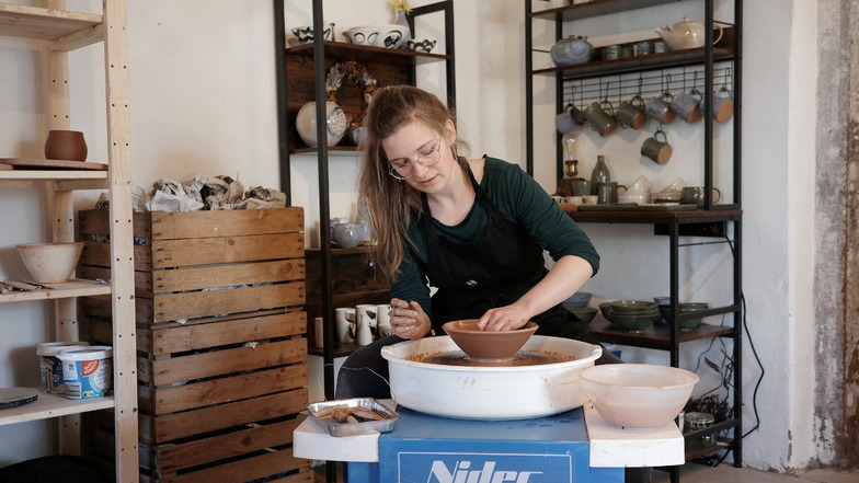 Keramikerin Luisa Pratsch gibt Töpferkurse im Steingut Burkhardswalde.