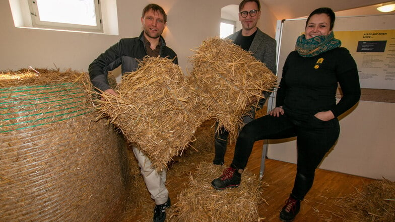 Architekt Florian Hoppe mit Bürgermeister Leisnig Carsten Graf und Architektin Alexandra Schenker-Primus (v.l.) haben ihre Idee vom Strohballenhaus-Projekt vorgestellt.
