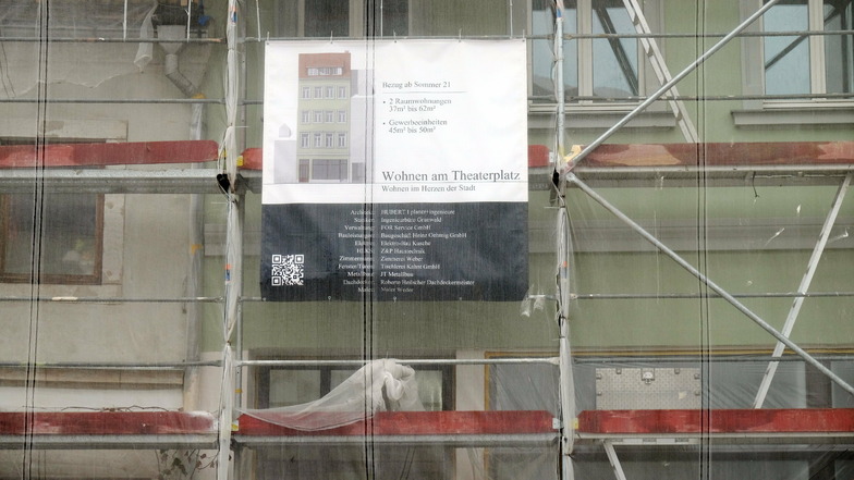 Ein Haus am Theaterplatz ist laut Plakat ab dem Sommer 2021 bewohnbar. Nach Steffen Köhler werden weitere folgen.