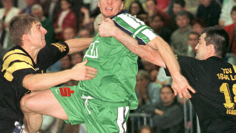 Mirko Korn heute (kleines Foto) – und in Aktion bei einem Handball-Regionalliga-Spiel des LHV Hoyerswerda am 10. Oktober 1998 gegen den TSV Lohr. Obwohl Kapitän Korn damals sieben Tore warf (darunter zwei Siebenmeter) ging das Spiel 26:28 (12:13) verlo