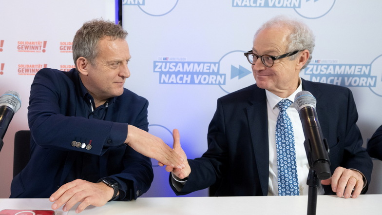 Roman Zitzelsberger (l.), Bezirksleiter der IG Metall Baden-Württemberg, und Harald Marquardt, stellvertretender Vorsitzender Südwestmetall, geben sich die Hand.