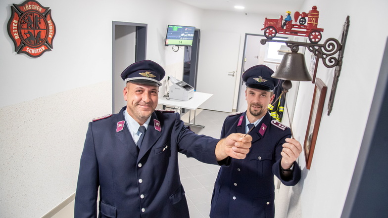 Freitag wird das Gerätehaus der Feuerwehren Mückenhain und Särichen eingeweiht. Wehrleiter Falk Fünfstück (Särichen - links) und André Bucher (Mückenhain) läuten mit der Glocke des Kreisbrandmeisters das Ereignis ein.