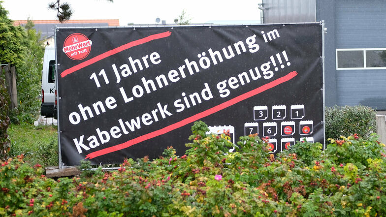 Auf einem Plakat gegenüber des Kabelwerks forderten Gewerkschaftsmitglieder Anfang Oktober mehr Lohn. Jetzt streiken sie.