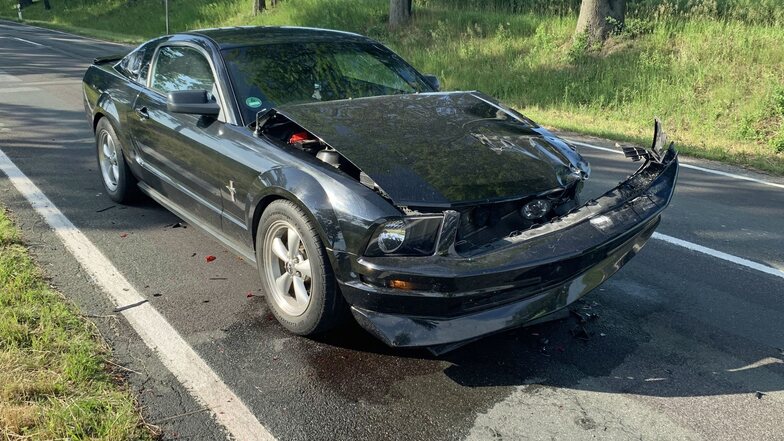 Unfall auf B96: Mustang kracht auf VW