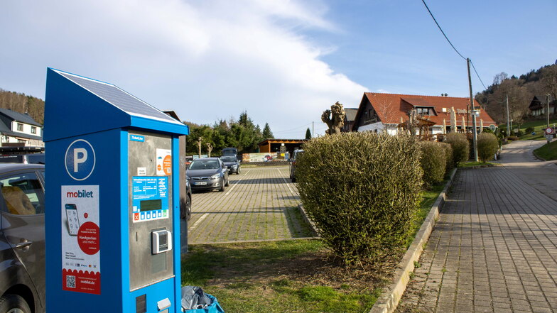 Einer der teuersten Parkplätze in der Sächsischen Schweiz: Am Pfaffensteinweg in Pfaffendorf müssen Autofahrer neun Euro für das Tagesticket zahlen.