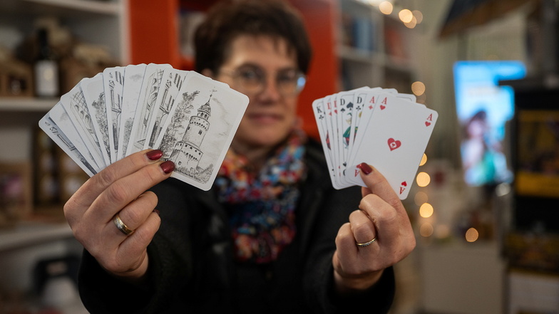 Diana Menzel, Mitarbeiterin im Görlitzer DDV-Lokal am Obermarkt mit den neuen Görlitzer Rommé-Karten.
