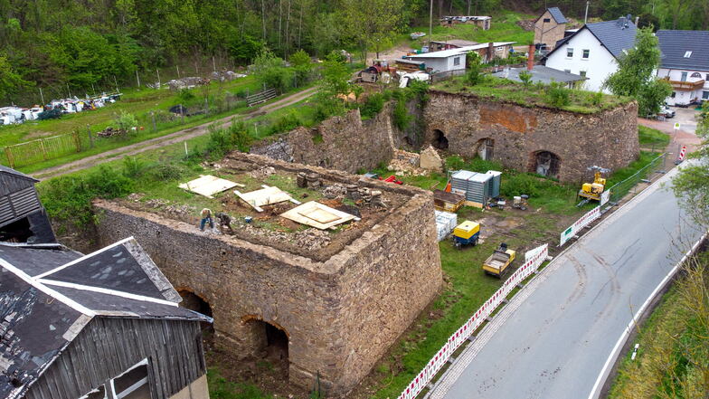 Baustellenzaun rund um die Kalköfen in Ostrau: Bald soll das Gebiet touristisch nutzbar sein. Dafür saniert es die Gemeinde für viel Geld.