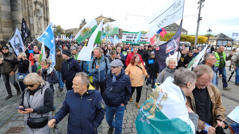 Etwa 2.000 Menschen um Marcus Fuchs, Reichsbürger und „Freie Sachsen“ demonstrierten am Samstag in Dresden.