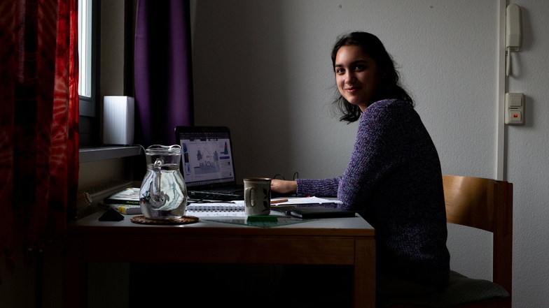Andrea Atanasova am Schreibtisch in ihrem Zimmer. Im Oktober ist sie von Bulgarien in ein Dresdner Studentenwohnheim gezogen.