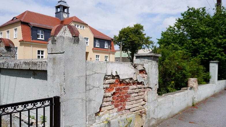 Die marode Grundstücksmauer an der Grundschule Großdubrau soll in den Sommerferien beseitigt werden.