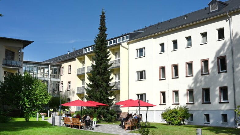 Das einstige Rochlitzer Krankenhaus wurde zum Gesundheits- und Pflegezentrum „Lindenblick“ umgebaut. Der geräumige Innenhof wird gern von den Bewohnern des Pflegeheims genutzt.