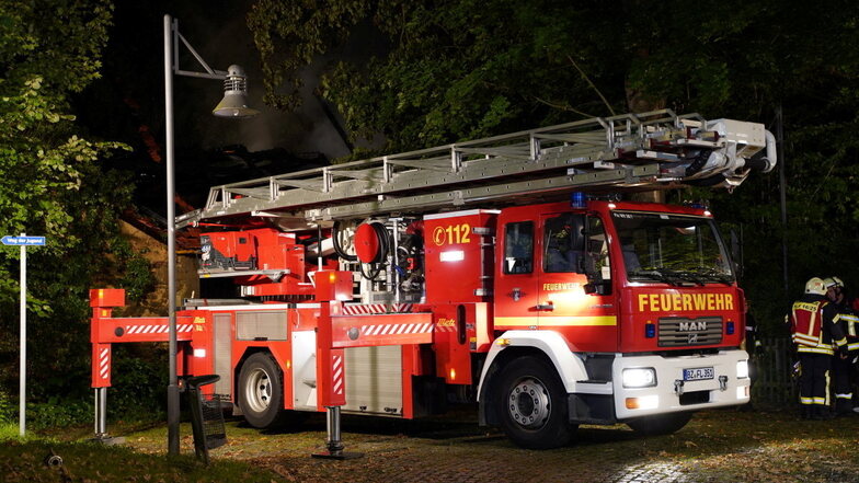 In der Nacht zum Donnerstag musste die Feuerwehr nach Koitzsch bei Neukirch in der Nähe von Königsbrück ausrücken. Der Grund: ein brennender Bauwagen.