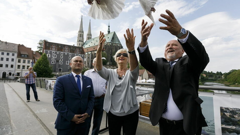 Da war noch alles friedlich: Rafal Gronicz, Zofia Barczyk und der ehemalige Görlitzer OB Siegfried Deinege auf der Altstadtbrücke.