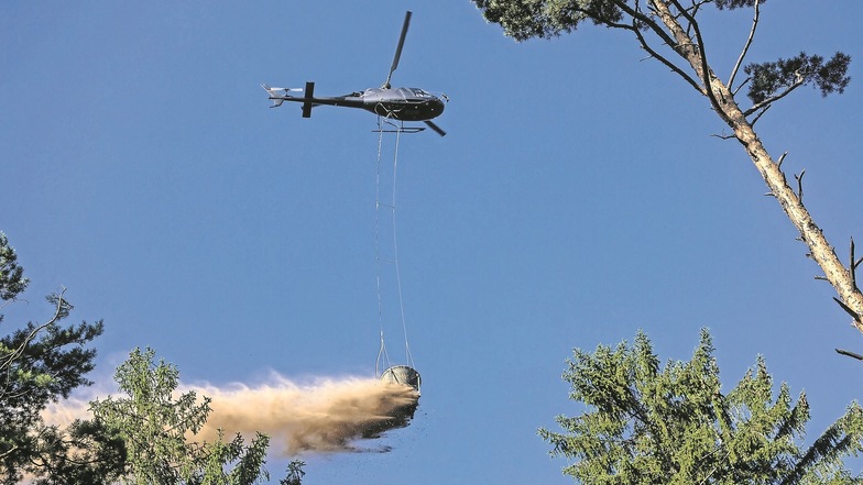 Über der Dippoldiswalder Heide ist dieser Tage immer mal wieder ein Hubschrauber zu sehen. Der verstreut Naturkalk.