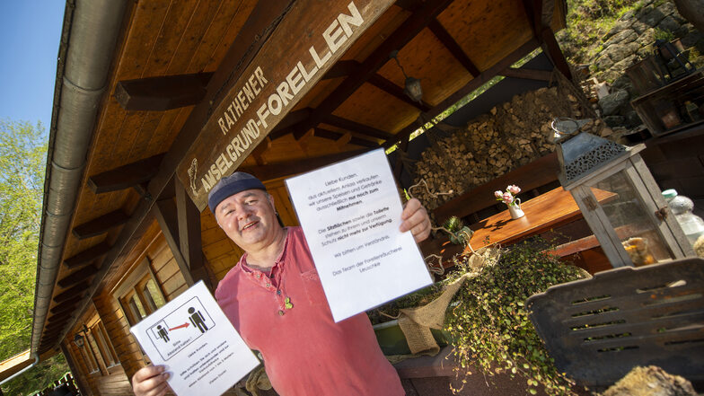Uwe Knuth von der Forellen-Räucherei im Amselgrund in Rathen startet wieder mit dem Verkauf von Forellen - aber nur auf die Hand.