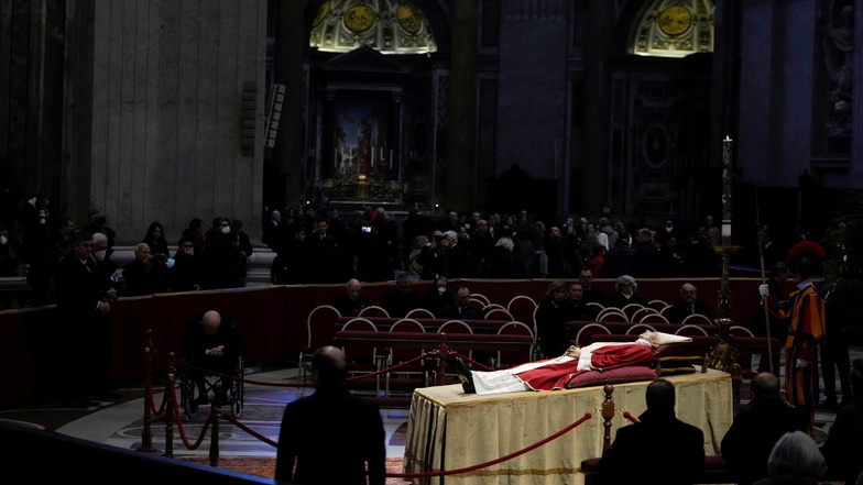 Gläubige nehmen Abschied vom emeritierten Papst Benedikt XVI., dessen Leichnam seit Montagmorgen im Petersdom im Vatikan aufgebahrt ist.