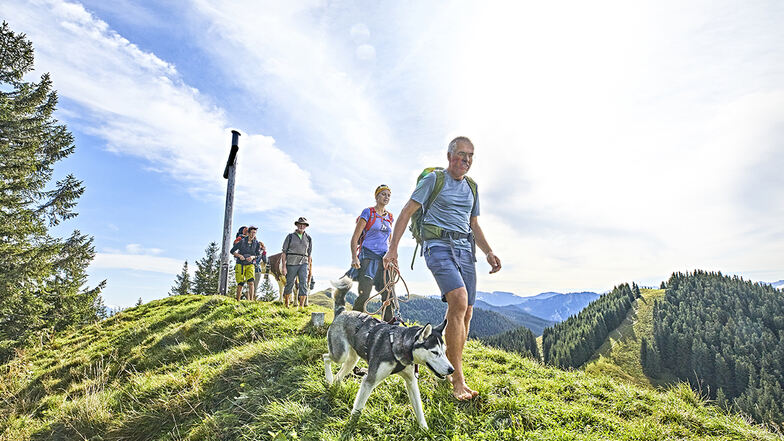 Zu Fuß über die Alpen: Das ist wahrlich kein Spaziergang. Martl Jung hat die strapaziöse Tour sogar barfuß bewältigt. Auch sonst ist der Bayer oft ohne Schuhe unterwegs und animiert Wanderer, seinem Beispiel zu folgen.