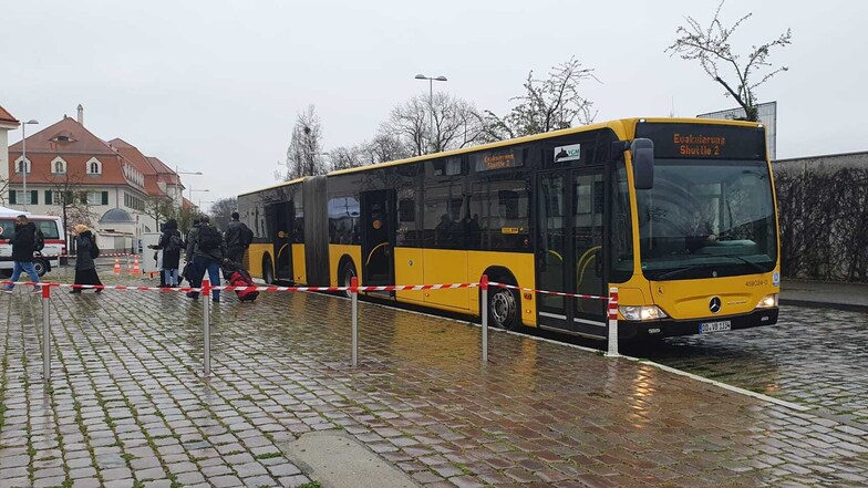 Die Dresdner Verkehrsbetriebe setzen seit 7 Uhr Busse ein, die Anwohner an drei Haltestellen abholen und zur Messe bringen.