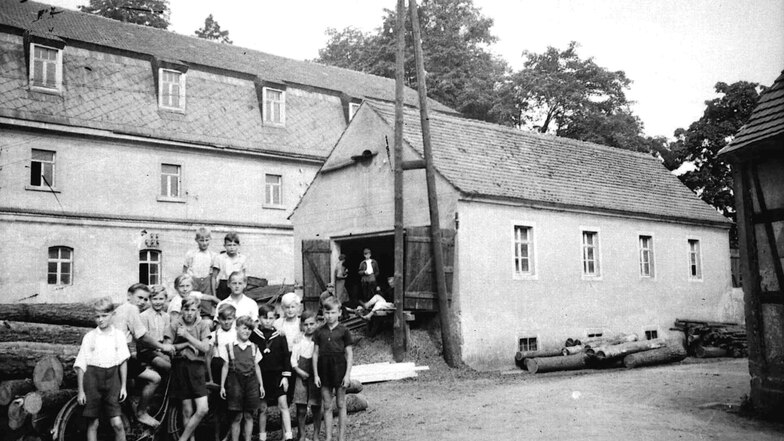 Zabeltitzer Jungs an der Mühle um 1940.
