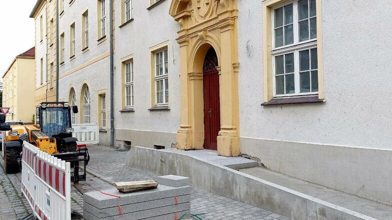 Bis sich diese Tür auf der Dr.-Altmann-Straße in Weißwasser für Bürgeranliegen an den Landkreis öffnet, dauert es noch ein paar Wochen. Eigentlich sollte es schon im Mai 2022 soweit sein. Doch die Bauarbeiten haben sich verzögert.