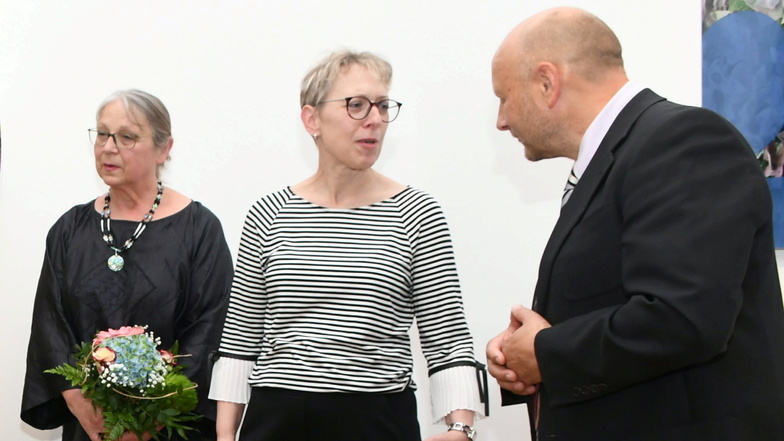 Cornelia Wenzel (Mitte) bei der Eröffnung einer Ausstellung vor wenigen Jahren mit dem damaligen Kultur-Amtsleiter des Kreises, Joachim Mühle (re.).