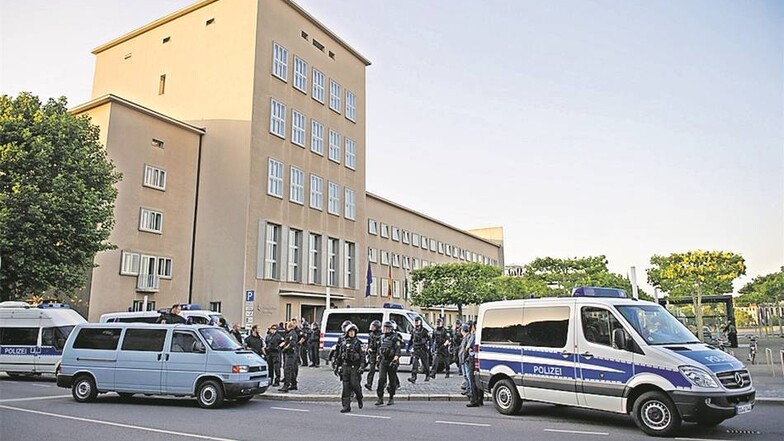 Polizisten vor dem Parlamentsgebäude, dessen Türen für die Rechten geöffnet wurden.
