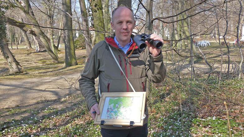 Mit Fernglas und Messtischblatt begibt sich Winfried Nachtigall vom Förderverein Sächsische Vogelschutzwarte Neschwitz, so wie viele Naturfreunde, derzeit täglich in Wald und Flur - für die sachsenweite Brutvogelkartierung.
