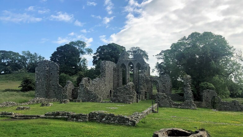 Die Überreste des Klosters Inch Abbey nahe Downpatrick. In Staffel 1, Episode 10, überbringt hier Catelyn Stark ihrem Sohn Robb die Nachricht von der Hinrichtung seines Vaters.