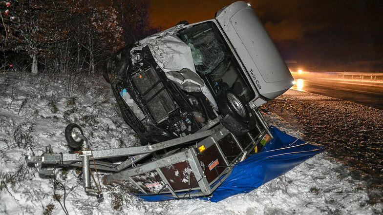 Bei dem Unfall auf der A 4 nahe Salzenforst wurde niemand verletzt. Ein Abschleppunternehmen kümmerte sich um die demolierten Fahrzeuge.