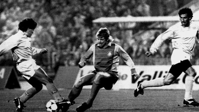 Lok-Verteidiger Matthias Lindner (Mitte) versucht Neapel-Star Diego Maradona zu stoppen. Rechts wartet Careca auf den Pass. Das Hinspiel 1988 endet 1:1.