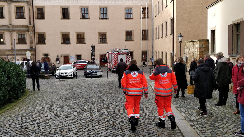 Mehrere Feuerwehren und der Rettungsdienst wurden am Donnerstag wegen eines Brandalarms aus dem Amtsgericht Dippoldiswalde alarmiert.