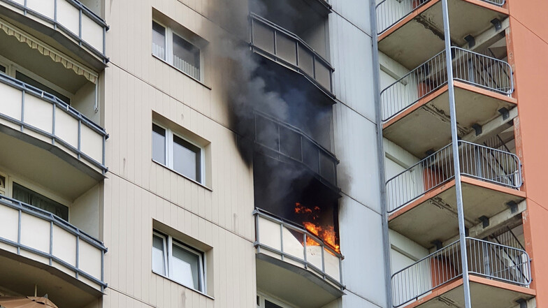 Flammen schlugen am Sonntag aus der achten Etage eines Hochhauses in Pirna.