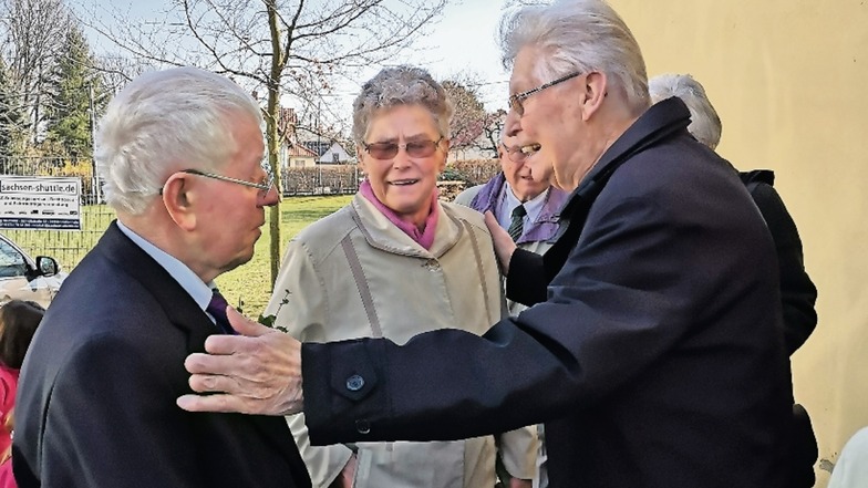 Gisbert (links) und Hanni Sauer können es gar nicht glauben, wer da am Eingang zur Linzer Kirche vor ihnen steht. Es ist Johannes Rechenberg (rechts), der in ihrem Leben eine wichtige Rolle spielte.